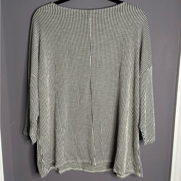 W5 Green and White Striped Button Detail Plus Size 2X - Picture 5 of 6